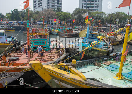 Fischerboote am Sassoon Docks in Mumbai, Indien Stockfoto