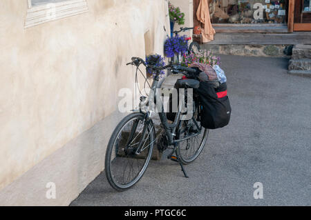 Radfahren am Inn Weg, in der Nähe von Guarda, Graubünden, Schweiz Stockfoto