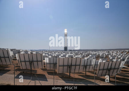 Die ashalim Solar Power Station ist ein solarthermisches Kraftwerk in der Wüste Negev in der Nähe des Kibbuz von Ashalim, in Israel. Die Station wird Stockfoto