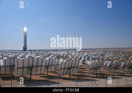 Die ashalim Solar Power Station ist ein solarthermisches Kraftwerk in der Wüste Negev in der Nähe des Kibbuz von Ashalim, in Israel. Die Station wird Stockfoto