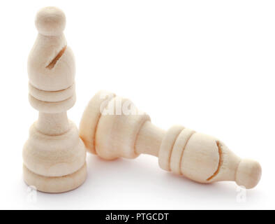 Holz- Schach Bischöfe auf weißem Hintergrund Stockfoto