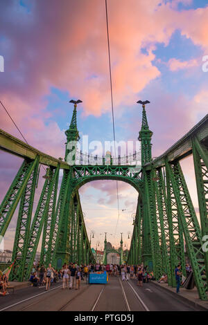 Die Brücke in Budapest ist gelegentlich zu allen unseres Hauses geschlossen, Menschen laufen, Klettern und Partei. Stockfoto