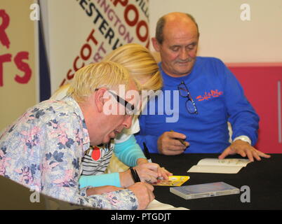 Liverpool, Großbritannien, Sterne von Frau Braun Jungen besuchen dvd-Unterzeichnung in bbc Liverpool Merseyside credit Ian Fairbrother/Alamy Stockfotos Stockfoto