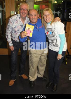 Liverpool, Großbritannien, Sterne von Frau Braun Jungen besuchen dvd-Unterzeichnung in bbc Liverpool Merseyside credit Ian Fairbrother/Alamy Stockfotos Stockfoto