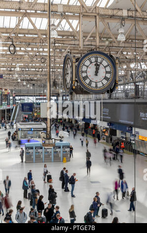 Blurry Passagiere für ihre Züge im Bahnhof Waterloo Station in London warten. Alle Schuß von der Balkon über der Bahnhofshalle. Stockfoto