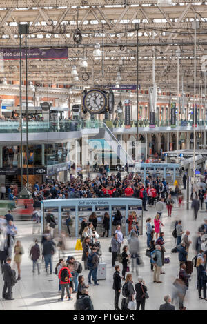 Blurry Passagiere für ihre Züge im Bahnhof Waterloo Station in London warten. Alle Schuß von der Balkon über der Bahnhofshalle. Stockfoto