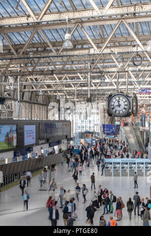 Blurry Passagiere für ihre Züge im Bahnhof Waterloo Station in London warten. Alle Schuß von der Balkon über der Bahnhofshalle. Stockfoto