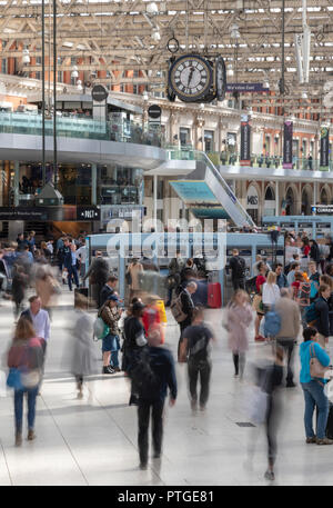 Blurry Passagiere für ihre Züge im Bahnhof Waterloo Station in London warten. Alle Schuß von der Balkon über der Bahnhofshalle. Stockfoto