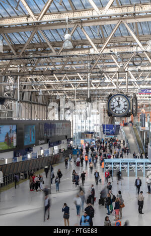 Blurry Passagiere für ihre Züge im Bahnhof Waterloo Station in London warten. Alle Schuß von der Balkon über der Bahnhofshalle. Stockfoto