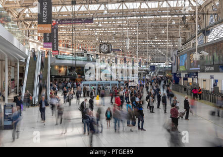 Blurry Passagiere für ihre Züge im Bahnhof Waterloo Station in London warten. Alle Schuß von der Balkon über der Bahnhofshalle. Stockfoto