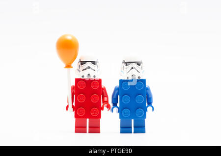 Lego Sturmtruppen eine von ihnen halten Ballon Stockfoto