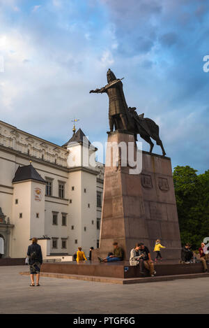 Cathedral Square in Litauen, Sommer Abend Blick auf die Menschen um das Denkmal zu Grand Duke Gediminas in Cathedral Square, die Altstadt von Vilnius. Stockfoto