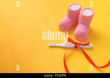 Baby Socken für Mädchen und Schwangerschaftstest. Stockfoto