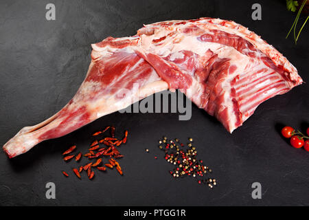 Raw Lamm bein Fleisch zu kochen auf Grill und Barbecue. Schwarzer Hintergrund Stockfoto