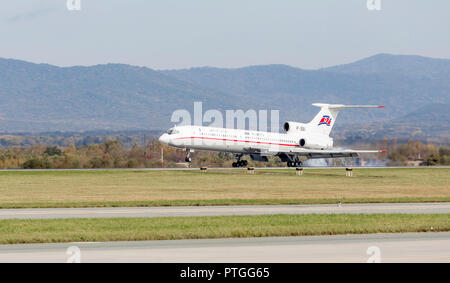 Russland, Wladiwostok, 10.05.2018. Passagierflugzeuges Tupolew Tu-154 der Air Koryo (Nordkorea) landet. Luftfahrt und Transport. Stockfoto