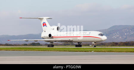 Russland, Wladiwostok, 10.05.2018. Passagierflugzeuges Tupolew Tu-154 der Air Koryo (Nordkorea) auf die Piste. Luftfahrt und Transport. Stockfoto