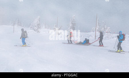 Ski Rescue Team mit Folie Bahre, bringt Hilfe bei schlechten Witterungsverhältnissen Ski zu fahren. Stockfoto