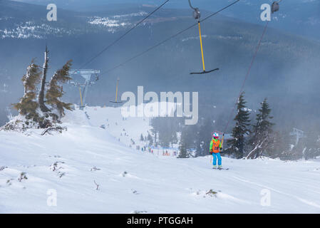 Skifahrer auf T-bar Skilift in Szklarska Poreba, Polen. Stockfoto