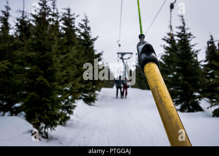 Skifahrer auf T-bar Skilift in Szklarska Poreba, Polen. Stockfoto