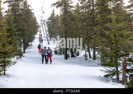 Skifahrer auf T-bar Skilift in Szklarska Poreba, Polen. Stockfoto