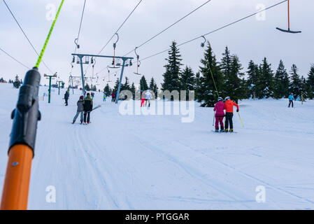 Skifahrer auf T-bar Skilift in Szklarska Poreba, Polen. Stockfoto