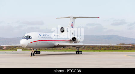 Russland, Wladiwostok, 10.05.2018. Passagierflugzeuges Tupolew Tu-154 der Air Koryo (Nordkorea) auf die Piste. Luftfahrt und Transport. Stockfoto