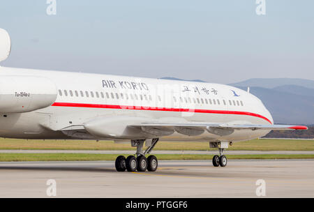 Russland, Wladiwostok, 10.05.2018. Passagierflugzeuges Tupolew Tu-154 der Air Koryo (Nordkorea) auf die Piste. Luftfahrt und Transport. Stockfoto