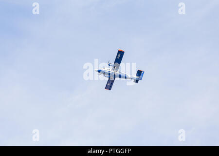 Russland, Wladiwostok, 10.05.2018. Passagierflugzeug De Havilland Canada DHC-6 der Aurora Airlines in einem blauen Himmel. Stockfoto