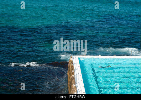 21.09.2018, Sydney, New South Wales, Australien - ein Schwimmer ist gesehen Schwimmen seine Runden im Außenpool des Bondi Icebergs Swimming Club. Stockfoto