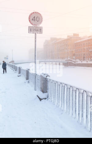 Frosted Tempolimit Schild an der Küste von Griboedov Kanal im Winter. St. Petersburg, Russland Stockfoto