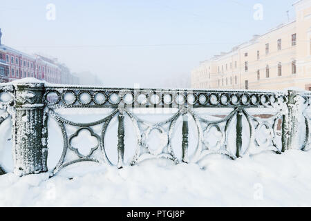Grünen Zaun von Mogilev Brücke mit Schnee bedeckt geschmiedet, Griboedov Kanal, Sankt Petersburg, Russland Stockfoto