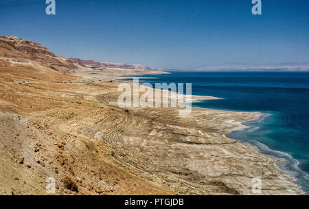 Das Tote Meer und Ferne Jordan gesehen von der historischen Stätte von Masada in Israel. Stockfoto