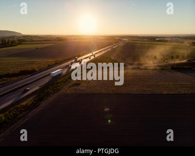 Drone Ansicht auf der Autobahn im Sonnenuntergang in Deutschland. Stockfoto