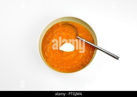 Schüssel mit Karotten-Koriander-Suppe Stockfoto