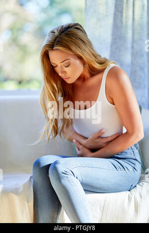 Frau mit Magenschmerzen Stockfoto