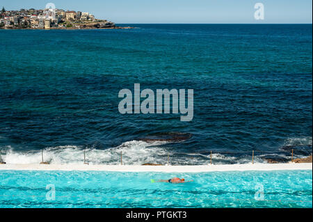 21.09.2018, Sydney, New South Wales, Australien - ein Schwimmer ist gesehen Schwimmen seine Runden im Außenpool des Bondi Icebergs Swimming Club. Stockfoto