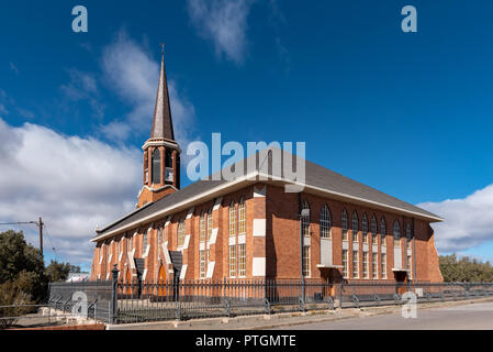 FRASERBURG, SÜDAFRIKA, August 7, 2018: eine Straße, Szene, mit der Niederländischen Reformierten Kirche, in Fraserburg in der Northern Cape Stockfoto