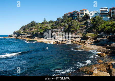 21.09.2018, Sydney, New South Wales, Australien - Häuser sitzen auf den felsigen Klippen mit Blick auf den See entlang der Bondi, Bronte Spaziergang entlang der Küste. Stockfoto