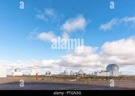 SUTHERLAND, SÜDAFRIKA, 7. August 2018: Die verschiedenen Beobachtungsstellen an der South African Astronomical Observatory in der Nähe von Sutherland. Schnee ist sichtbar Stockfoto