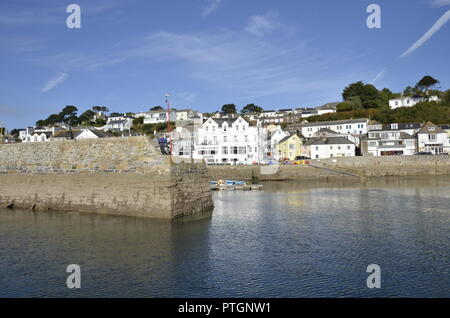 Der malerische Hafen und Fassade an das kleine Dorf St Mawes auf dem Fluss Fal in Cornwall.