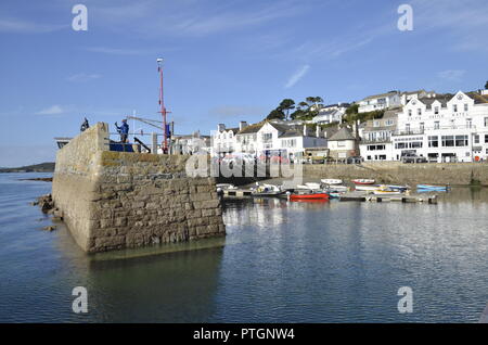 Der malerische Hafen und Fassade an das kleine Dorf St Mawes auf dem Fluss Fal in Cornwall.