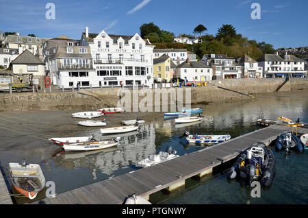 Der malerische Hafen und Fassade an das kleine Dorf St Mawes auf dem Fluss Fal in Cornwall. Stockfoto