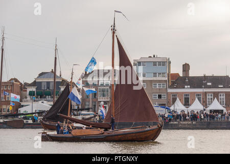 Kampen, Niederlande - 30 März 2018: Fischerboot Botter KP32 am Sail Kampen Stockfoto