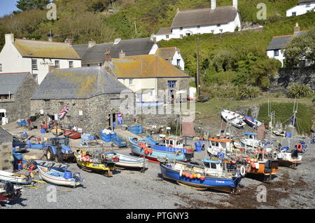 Fischerboote in der malerischen Cornwall Fischerdorf Cadgwith Cove auf der Halbinsel Lizard Stockfoto