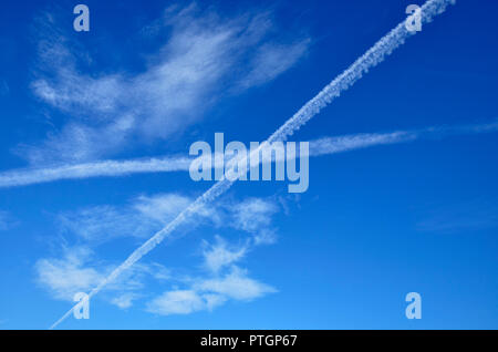Jet Studien in Form einer Saltire gegen leichte Wolken und tiefen blauen Himmel Stockfoto