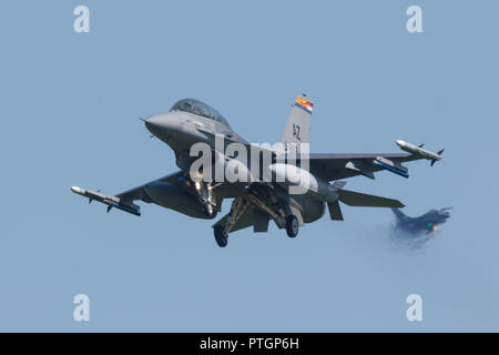 Leeuwarden, Niederlande, April 18, 2018: ein RNLAF F-16 mit Markierungen von Tucson Air Force Base während der Frisian Flag Übung Stockfoto