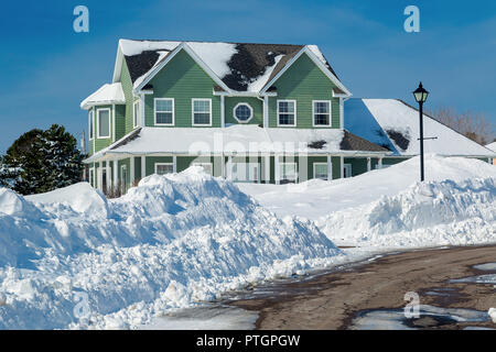 Suburban Home nach einem Schneesturm. Stockfoto