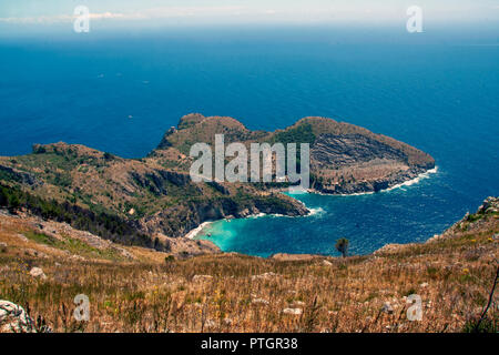 Landschaft von Ieranto Bay in Sorrent, von Punta Campanella, Neapel, Italien Stockfoto