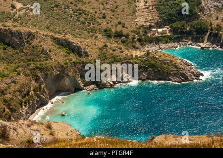 Landschaft von Ieranto Bay in Sorrent, von Punta Campanella, Neapel, Italien Stockfoto