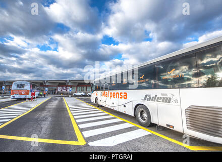 Bus service vom Malpensa Flughafen Terminal. Mailand, Italien Stockfoto